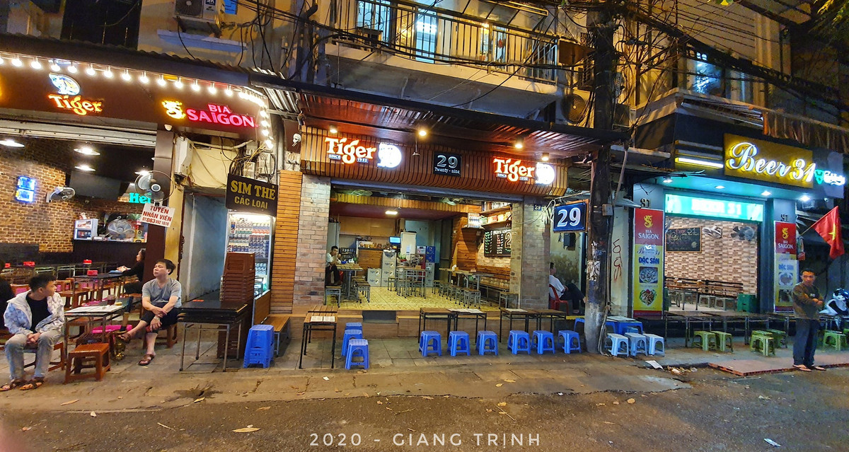 Dù phố đã lên đèn, nhưng chẳng thấy ai đến chơi