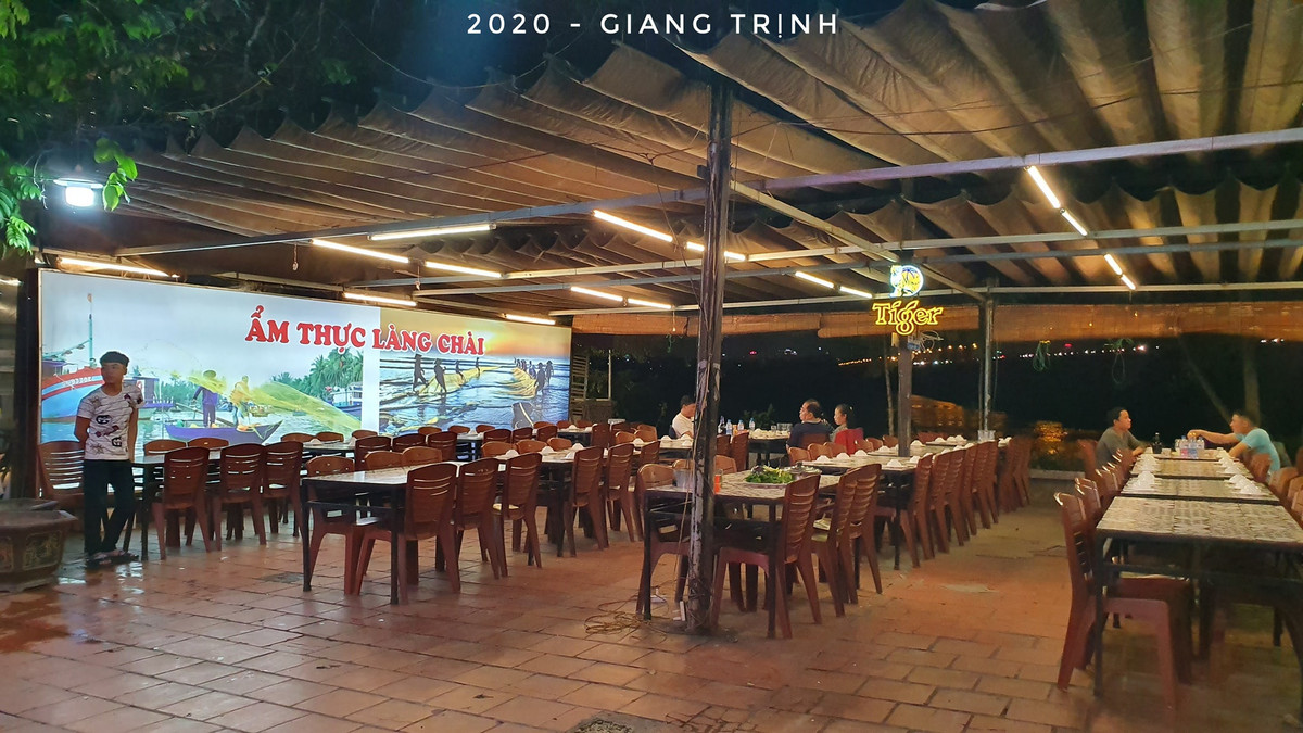 Khu ẩm thực làng chài Ngọc Lâm nổi tiếng bởi view đẹp cũng rất ế ẩm