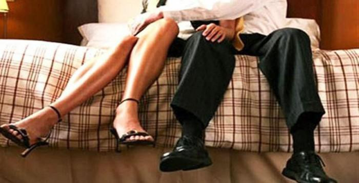 Tuy nhiên, xét về bản chất sự việc và các chứng cứ có liên quan cho thấy giữa ông Sách và người phụ nữ có quan hệ tình cảm gần gũi, thân mật trên mức tình cảm bình thường. Từ đó dẫn đến nhiều mâu thuẫn, hệ lụy liên tiếp xảy ra, gây ảnh hưởng nghiêm trọng đến hạnh phúc gia đình người khác, gây dư luận lớn trong xã hội, địa phương và đơn vị ông Sách công tác. Ảnh minh họa