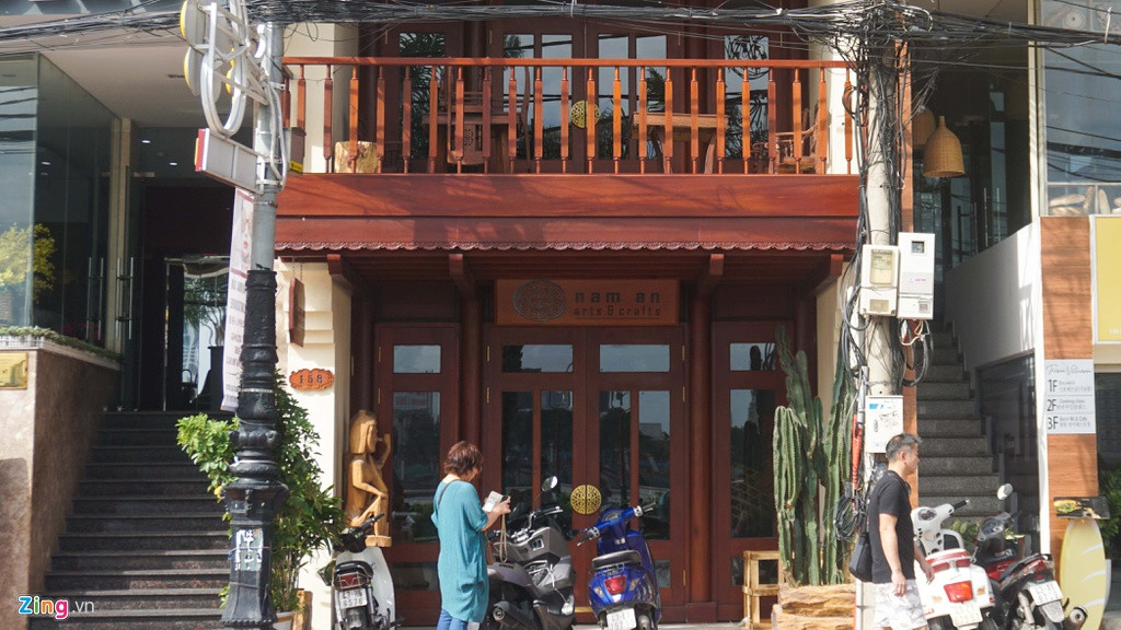 Năm 2006, UBND TP Đà Nẵng đồng ý bán nhà đất tại số 158 Bạch Đằng (95,8 m2) cho Công ty Xây dựng 79 của Phan Văn Anh Vũ với giá 1,08 tỷ đồng. Khi hoàn tất thủ tục, Vũ đã chuyển nhượng tài sản này cho người khác. Phi vụ này gây thiệt hại cho ngân sách hơn 27,6 tỷ đồng. 