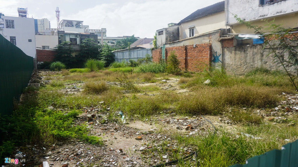 Ông Văn Hữu Chiến, Nguyễn Công Lang, Nguyễn Thanh Sang và Phan Xuân Ít bị cáo buộc ký các văn bản bán nhà, đất công sản số 17 Lê Duẩn cho cho Phan Văn Anh Vũ và Nguyễn Thị Thu Hiền (vợ của Vũ) là làm trái Nghị định số 61, Luật Quản lý, sử dụng tài sản Nhà nước ngày 3/6/2008 và Nghị định số 52/NĐ-CP ngày 3/6/2009 của Chính phủ. 