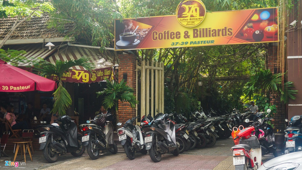 Huỳnh Tấn Lộc, Giám đốc Công ty Công nghệ phẩm Đà Nẵng, ký văn bản gửi UBND Đà Nẵng xin mua nhà đất số 37-39 Pasteur (962 m2) và được lãnh đạo thành phố chấp thuận với giá bán gần 16,9 tỷ đồng và được giảm 10% tiền sử dụng đất. Ngày 21/10/2010, Lộc có tờ trình xin đổi tên người nhận quyền sử dụng cho Phan Văn Anh Vũ và được UBND Đà Nẵng đồng ý.