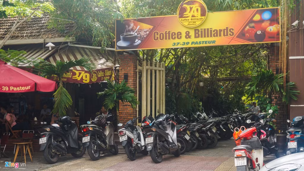 Huỳnh Tấn Lộc, Giám đốc Công ty Công nghệ phẩm Đà Nẵng, ký văn bản gửi UBND Đà Nẵng xin mua nhà đất số 37-39 Pasteur (962 m2) và được lãnh đạo thành phố chấp thuận với giá bán gần 16,9 tỷ đồng và được giảm 10% tiền sử dụng đất. Ngày 21/10/2010, Lộc có tờ trình xin đổi tên người nhận quyền sử dụng cho Phan Văn Anh Vũ và được UBND Đà Nẵng đồng ý.