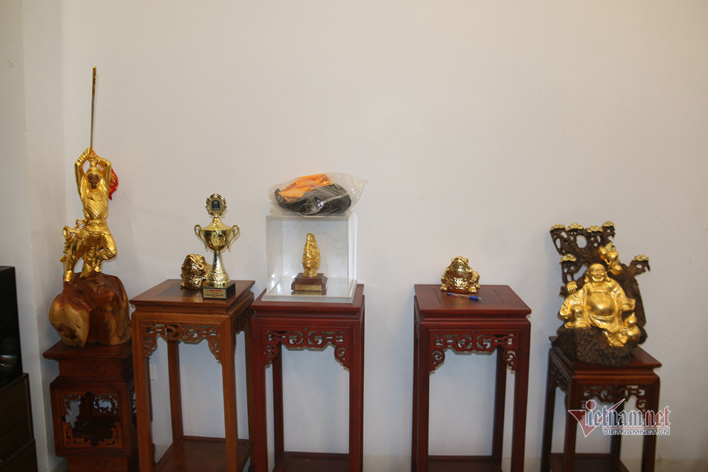 Dai gia chi bon tien dat vang 