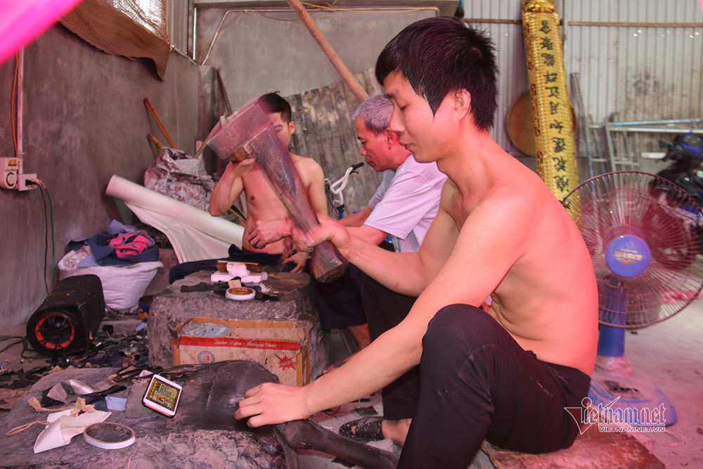 Dai gia chi bon tien dat vang 