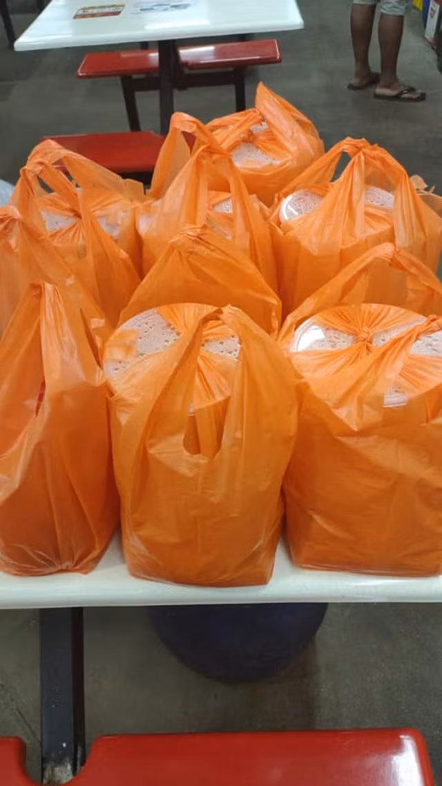 Khach dat online 20 bat mi gia 1,9 trieu roi bung, dan mang tuc gian-Hinh-2