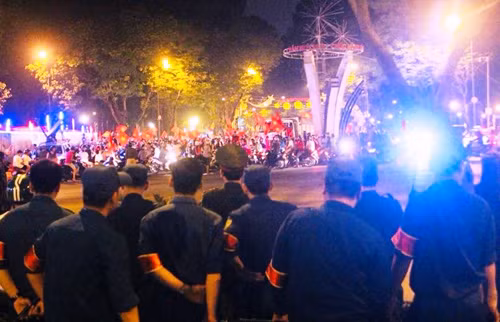 Các tuyến đường ở trung tâm TP.HCM đông nghẹt người trắng đêm.