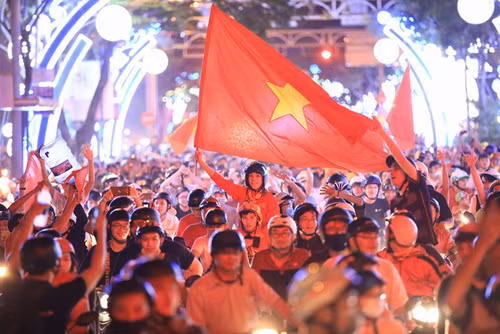 Niềm vui sướng tột đỉnh của người dân TP.HCM nói riêng, cả nước nói chung trước chiến thắng vang dội của đội tuyển bóng đá U23 Việt Nam. Ảnh TTO