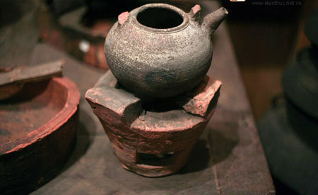 Tất cả những vị thuốc trên cho vào ấm sắc với 5 bát nước, thêm vào 5 lát gừng tươi, đun còn 2 bát, chắt ra. Đun thêm 2 lần, mỗi lần lấy 1 bát. Trộn chung cả 3 lần, cô lại còn 2 bát, chia đều uống trong ngày. Uống liên tục 25 - 30 thang, sau đó kiểm tra lại sỏi mật bằng siêu âm. Nếu đã hết sỏi, nghỉ một tháng lại uống thêm 5 thang để củng cố kết quả.