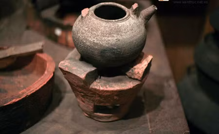 Tất cả những vị thuốc trên cho vào ấm sắc với 5 bát nước, thêm vào 5 lát gừng tươi, đun còn 2 bát, chắt ra. Đun thêm 2 lần, mỗi lần lấy 1 bát. Trộn chung cả 3 lần, cô lại còn 2 bát, chia đều uống trong ngày. Uống liên tục 25 - 30 thang, sau đó kiểm tra lại sỏi mật bằng siêu âm. Nếu đã hết sỏi, nghỉ một tháng lại uống thêm 5 thang để củng cố kết quả.