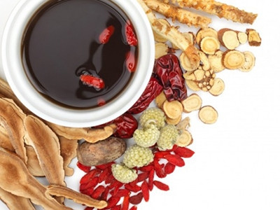 Bài thuốc trên có 3 tác dụng chính là làm tan sỏi (chủ yếu là quả sung, kê nội kim và nghệ vàng), lợi mật, tống sỏi ra ngoài (chủ yếu là râu ngô, nhân trần, diệp hạ châu, vọng cách và ý dĩ), bổ can, kiện tỳ để nâng chức năng gan giúp không hình thành sỏi mới (chủ yếu là nhân trần, actisô, bạch truật...)