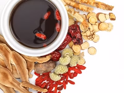 Bài thuốc trên có 3 tác dụng chính là làm tan sỏi (chủ yếu là quả sung, kê nội kim và nghệ vàng), lợi mật, tống sỏi ra ngoài (chủ yếu là râu ngô, nhân trần, diệp hạ châu, vọng cách và ý dĩ), bổ can, kiện tỳ để nâng chức năng gan giúp không hình thành sỏi mới (chủ yếu là nhân trần, actisô, bạch truật...)