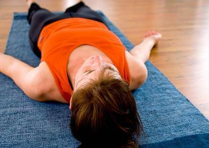 Tư thế xác chết được thực hành vào cuối các buổi tập hoặc bất cứ lúc nào cảm thấy choáng ngợp vì tập luyện quá tải. Nằm ngửa với cánh tay buông thoải mái hai bên thân người, tập trung vào hơi thở khoảng 10 – 30 phút, dần dần, cơ bắp sẽ được thư giãn. Tư thế xác chết ra đời nhằm mục đích trẻ hóa cơ thể, tâm trí và tinh thần. Đây cũng được coi là động tác quan trọng nhất trong thực hành yoga.