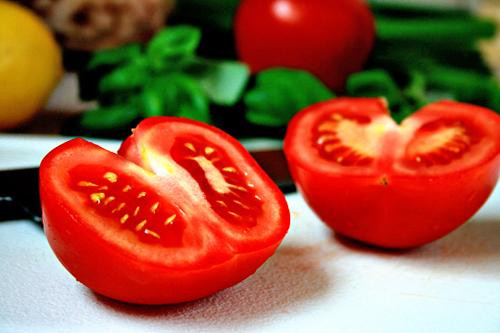 Cà chua. Cà chua vẫn luôn được coi là bí quyết làm đẹp tuyệt vời cho chị em. Không chỉ giúp làm trắng da, tẩy bay mụn mà trong cà chua còn chứa rất nhiều viatmin E, B1, C giúp thúc đẩy sự tăng trưởng và làm tăng độ đàn hồi của mô ngực, hỗ trợ cho quá trình hấp thu dưỡng chất, giúp nâng ngực đẹp một cách tự nhiên.