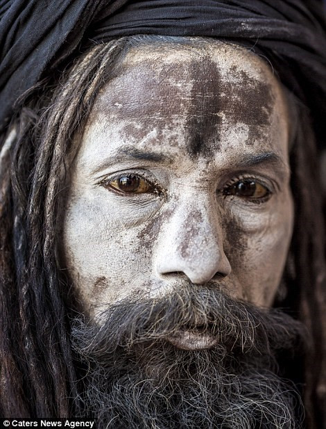 Theo nhiếp ảnh gia Ostinelli, có một bức màn bí ẩn lớn xung quanh các tu sĩ Aghori khiến người Ấn Độ cảm thấy sợ họ. Người Ấn Độ tin rằng các tu sĩ Aghori sở hữu một sức mạnh siêu nhiên như có thể dự đoán được tương lai, đi bộ trên mặt nước và có thể đưa ra những lời tiên tri hắc ám.