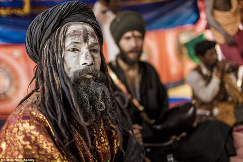 Các tu sĩ Aghori không mặc quần áo hoặc mặc rất ít vì muốn thể hiện cơ thể người ở dạng "tinh khiết nhất" của nó.