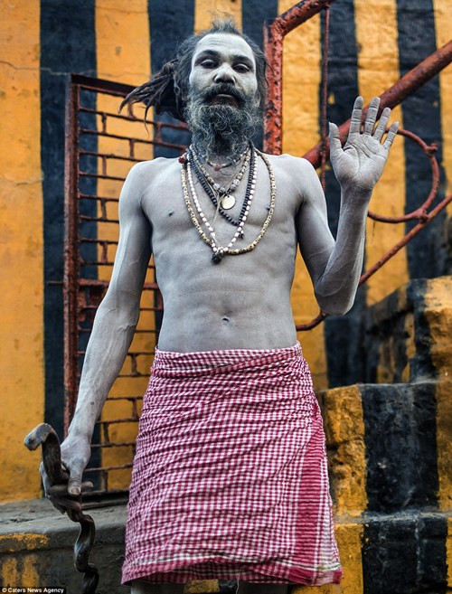 Hiện còn khoảng 20 tu sĩ Aghori đang sống ở Ấn Độ, chủ yếu tại Varasani, nhưng trong thế kỷ 19 họ có hàng trăm tín đồ.