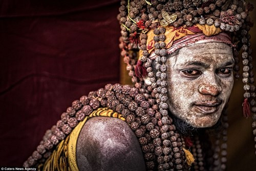 Tại Ấn Độ tồn tại một nhóm tu sĩ bí ẩn sống lang bạt được gọi là Aghori. Những tu sĩ này tôn thờ lễ ăn thịt người Varasani nên thường sống gần các nghĩa trang để tìm kiếm cái họ gọi là "sự giác ngộ tâm linh".