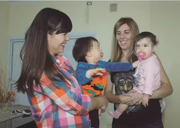 Do nghi ngờ, họ trao đổi số liên lạc. Lorena, một luật sư đã đệ đơn khiếu nại và yêu cầu xét nghiệm DNA để xác định xem đâu là con gái ruột của mình. Kết quả đã cho thấy những nghi ngờ của họ là đúng - những đứa trẻ đã bị trao nhầm.