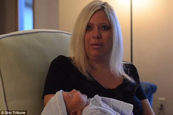 Em bé phải xét nghiệm HIV suốt 1 năm vì bị đặt nhầm nôi, bú nhầm mẹ. Sự nhầm lẫn này xảy ra vào năm 2012 tại Bệnh viện Abbott Northwestern, Mỹ sau khi con trai của cô Tammy Van Dyke, bé Cody, bị đặt nhầm nôi trong buồng trẻ. Cô Van Dyke cho biết sự xáo trộn này diễn ra trong 2 giờ trước khi cô đưa Cody về nhà. Cậu bé ngay lập tức phải trải qua xét nghiệm HIV và viêm gan B sau sự nhầm lẫn này.