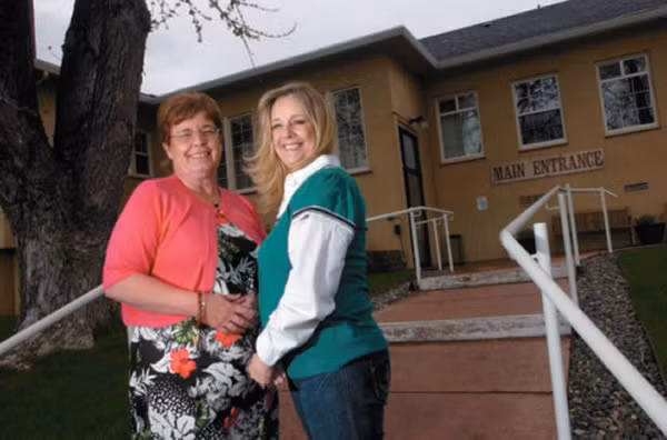 Hai người phụ nữ bị nuôi nhầm gia đình gặp nhau sau 56 năm. Vào năm 1953, một bà mẹ người Mỹ đã bị trao nhầm con khi y tá tắm cho bọn trẻ. Tuy nhiên, những gì bà quan ngại đã bị gạt đi. 56 năm sau, 2 đứa trẻ lớn lên làm xét nghiệm DNA. Kết quả đã xác nhận việc trao nhầm con. Bệnh viện Pioneer Memorial Hospital đã đề nghị được đưa ra lời tư vấn nhưng cả 2 người phụ nữ đều từ chối. Cả hai hiện đã trở thành bạn bè của nhau, họ thậm chí còn tổ chức sinh nhật cùng nhau.