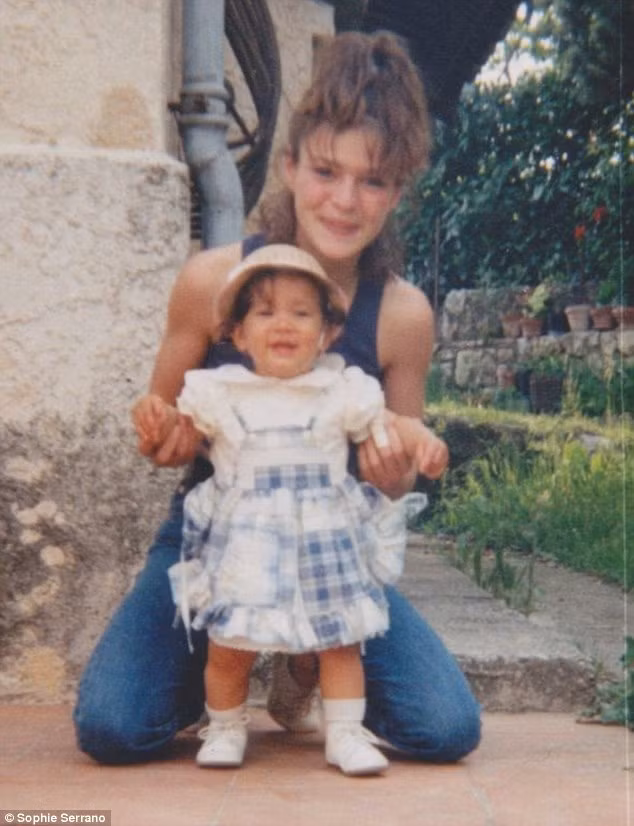 Cô bé được Sophie Serrano nuôi nấng có tên là Manon Serrano. Ba năm sau, bé lớn lên có mái tóc xoăn và nước da bánh mật, không giống Sophie hay bạn trai của cô. Bạn trai của Sophie Serrano bỏ rơi cô sau khi dân làng lan tin đồn rằng có thể anh ta không phải là cha đứa bé.