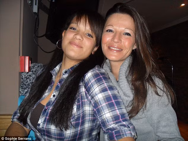 Mặc dù vậy nhưng Manon và mẹ nuôi rất gần gũi với nhau.