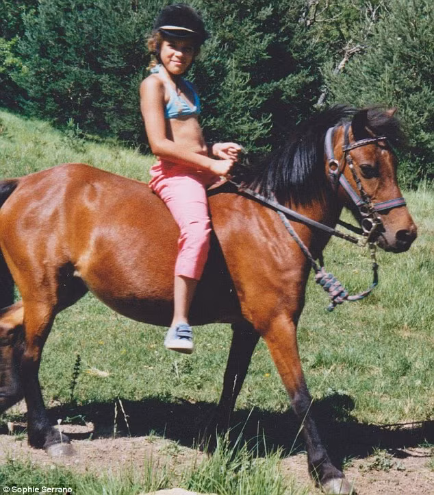 Cô bé Manon khi mới được 9 tuổi đã đau đớn vì biết mình không phải con đẻ của cha mẹ