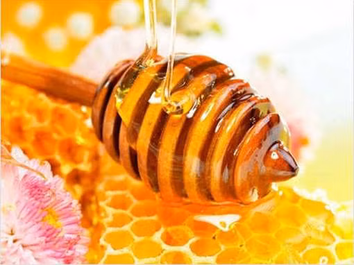  Trẻ em dưới một tuổi. Mật ong giàu chất dinh dưỡng, vì vậy nhiều các bà mẹ trẻ đã thêm một ít mật vào thức ăn của trẻ để điều tiết khẩu vị, tăng giá trị dinh dưỡng. Tuy nhiên, các chuyên gia cảnh báo, không nên cho trẻ em dưới một tuổidùng mật ong. Trong quá trình ủ và vận chuyển mật ong rất dễ bị nhiễm botox.