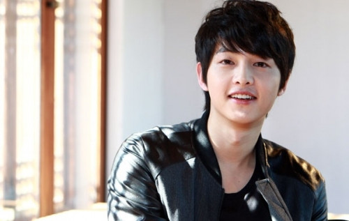 Mang lại hình ảnh đậm chất "soái ca" trong "Hậu duệ mặt trời", Song Joong Ki hiện là nghệ sĩ trở lại được chú ý nhất trong đầu năm 2016. Anh cũng là ví dụ điển hình nhất cho một ngôi sao thực lực, đa tài và miễn nhiễm với scandal.