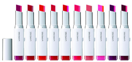 Thỏi son được thiết kế hình chữ nhật cũng rất thời thượng, mỗi màu chiếm một nửa thỏi son được đặt chéo nhau. Kết cấu như vậy sẽ đảm bảo son lên màu hài hòa, liền mạch, tự nhiên.