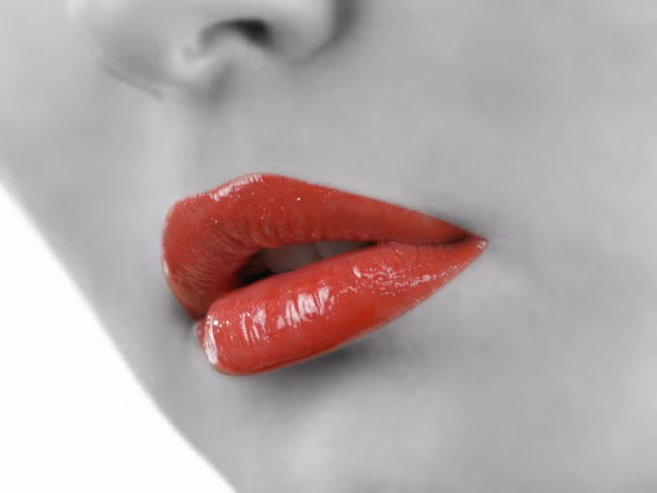 Môi. Áp dụng các loại son môi có chứa chỉ số chống nắng để tránh nguy cơ ung thư trước khi ra ngoài.