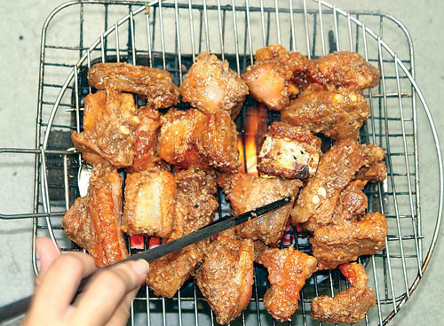 Dưới hình thức chiên, nướng, thịt đã qua sơ chế như thịt xông khói, dăm bông, xúc xích thì bản thân chất đạm sẽ làm tăng yếu tố gây ung thư; còn mỡ của loại thịt đỏ sẽ bị chuyển hóa bởi vi khuẩn trong lòng ruột thành chất sinh ung. Từ đó làm tăng sản các tế bào biểu mô bất thường trong lòng ruột và dẫn đến phát triển thành ung thư.