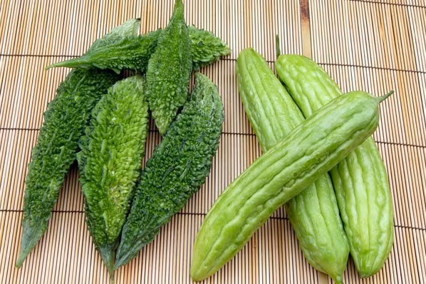 Mướp đắng. Khi mua, tốt nhất bạn nên tìm những quả mướp đắng nhỏ, dài, trên thân có nhiều sớ gân nhỏ li ti. Quả mướp đắng to, màu xanh đậm, mướt, thân phình nhưng sớ gân bóng loáng là những quả lạm dụng hóa chất làm tươi.