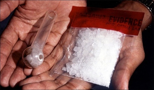 Ma túy đá ( Meth). Mức độ gây nghiện: 2,24/3. Meth cũng tác động lên chất dopamine trong não theo cách thức tương tự như cocaine, nhưng lại nâng quá trình này lên một câp độ mới. Meth không giúp dopamine được sản xuất một cách tự nhiên quanh não trong thời gian dài, thực sự nó chỉ làm giả hợp chất dopamine và norepinephrine, nhằm kích thích não giải phóng ra hàng loạt dopamine thật.