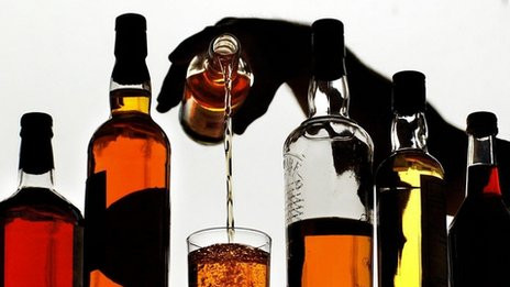Alcohol (rượu). Mức độ gây nghiện: 2,13/3. Đây là loại chất gây nghiện thứ 2 trong danh sách này. Rượu là một chất làm giảm chứng trầm cảm ở thần kinh trung ương, rượu giúp thư giãn, giảm sự lo lắng và không ức chế người sử dụng. Nếu sử dụng ở mức vừa phải thì mọi chuyện đều sẽ rất tốt đẹp, tuy nhiên vấn đề là rượu tác động rất sâu đến não bộ, nó khiến người nghiện không thể uống tiết chế, hoặc dừng đúng lúc.