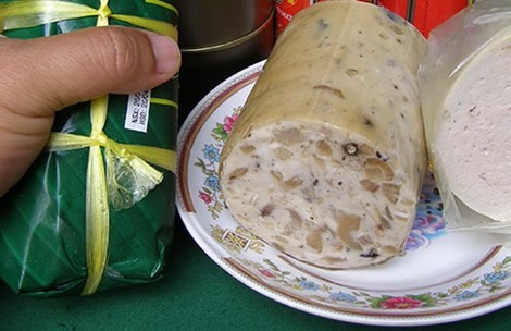 Borax (hàn the). Đó là tên thương mại của hóa chất sodium tetra borate decahydrate. Borax là một loại bột trắng dễ hòa tan trong nước. Khi tiếp xúc với nước, ngoài tính hòa tan, chất này còn hút nước hay gọi là ngậm nước để được bão hòa với 12 phân tử nước. Chính vì tính chất này mà hóa chất trên được ứng dụng nhiều trong kỹ nghệ thực phẩm.