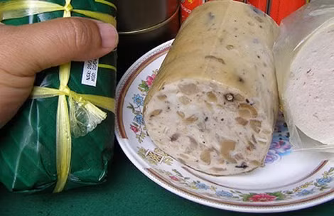 Borax (hàn the). Đó là tên thương mại của hóa chất sodium tetra borate decahydrate. Borax là một loại bột trắng dễ hòa tan trong nước. Khi tiếp xúc với nước, ngoài tính hòa tan, chất này còn hút nước hay gọi là ngậm nước để được bão hòa với 12 phân tử nước. Chính vì tính chất này mà hóa chất trên được ứng dụng nhiều trong kỹ nghệ thực phẩm.