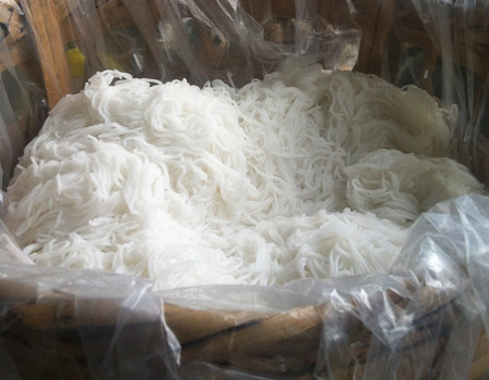 Sulfit. Đây là một loại hóa chất thuộc nhóm sulfur có thể xâm nhập vào thực phẩm tự nhiên trong môi trường hay được thêm vào thực phẩm để bảo quản hay làm tăng hương vị đặc biệt của thực phẩm. Các sản phẩm được một số nhà sản xuất áp dụng tính chất này là: bánh tráng, các loại bột dưới dạng sợi như bánh canh, bún, miến…