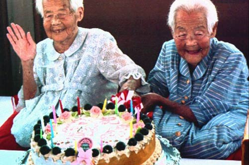 Cặp song sinh già nhất thế giới. Kinsan và Ginsan là cái tên thân mật mà người dân địa phương đặt cho hai cụ bà sinh đôi giống hệt nhau ở Nhật Bản (trong tiếng Nhật, Gin và Kin có nghĩa là bạc và vàng). Họ sinh ngày 1/8/1892 tại Nagoya (Tokyo). Cụ bà Kin mất vào năm 2000 và cụ Gin mất năm sau đó.