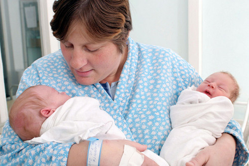 Sinh đôi khác năm. Catalin và Valentin là cặp song sinh người Rumani chào đời hai năm khác nhau. Catalin sinh vào tháng 12/2004 và Valentin sinh vào tháng 2/2005. Các bác sĩ giải thích điều đặc biệt này là do mẹ của những đứa trẻ có hai tử cung riêng biệt, xảy ra với tỷ lệ 1/50.000. Các bác sĩ cũng khẳng định rằng đây là trường hợp đầu tiên và duy nhất khi một người mang thai cùng lúc ở cả hai tử cung và sinh cách nhau 2 tháng.