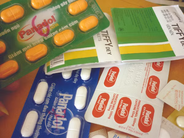 Người đang uống thuốc cảm. Mật ong có tác dụng nhuận phổi trị ho. Khi bị ho khan hoặc ho đàm có thể uống mật ong. Nhưng nếu đang uống thuốc hạ sốt hoặc thuốc cảm có chứa thành phần hạ sốt, tuyệt đối không uống cùng mật ong. Rất nhiều thuốc cảm có chứa acetaminophen có tác dụng hạ sốt, giảm đau. Chất này gặp mật ong sẽ tạo nên một hợp chất ảnh hưởng đến tốc độ hấp thu thuốc, từ đó làm giảm tác dụng hạ sốt của thuốc.