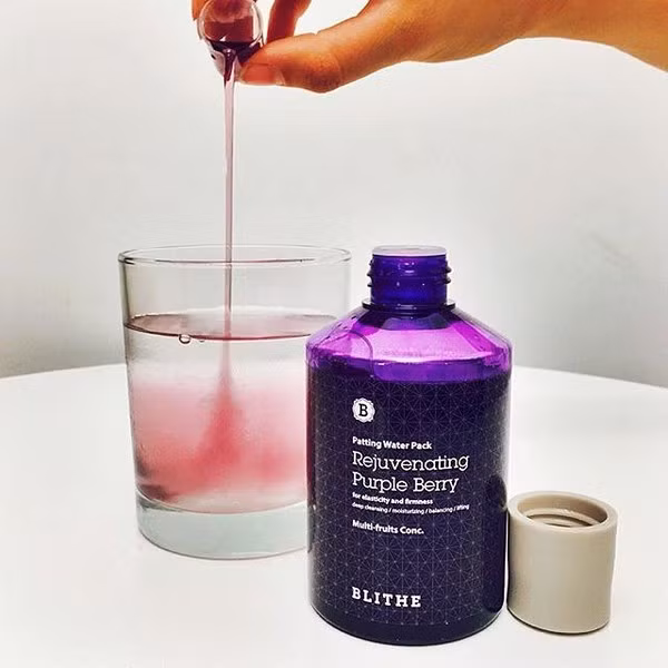 Không giống như những loại mặt nạ dưỡng da khác, bạn không cần đắp lên da suốt 15-20 phút, thay vào đó, bạn đổ dung dịch vào nắp chai (tương ứng 7ml) hòa vào khoảng 700ml nước. Hoặc dùng khăn hay bông mền thấm dung dịch vừa pha rồi đắp lên mặt.