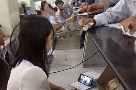 Bat benh nhan doi 4 tieng vi ban 