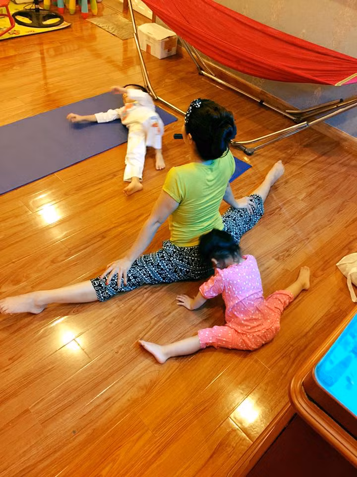 Ốc Thanh Vân khoe khoảnh khắc ấn tượng của ba mẹ con \"Giải lao giữa giờ học kịch bản MC. Hoạt động ưa thích mỗi tối. Cola rất thích tập luyện giống mẹ, ép dẻo, xoạc chân, trồng chuối, đủ cả\".