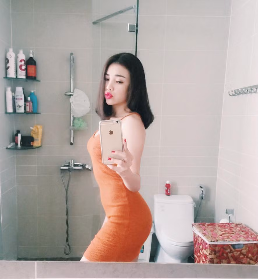 Trà Ngọc Hằng lại suy ngẫm về \"kẻ thức ba\" rằng \"Kẻ thứ ba dù đến sau hay đến trước cũng chỉ là kẻ ngốc. Em vẫn cứ nghĩ....tình yêu không có lỗi. Sẽ bất chấp tất cả để yêu một người. Chẳng có gì sai. Mãi đến sau mới biết. Thật ra từ đầu tới cuối. Chỉ một mình em, chỉ một mình em ngốc nghếch. Tự cảm động với chính mình mà thôi!!!\".