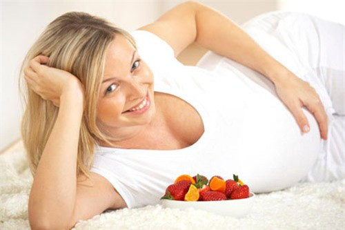 5. Có thể dùng bữa điểm tâm tại giường. Nôn và buồn nôn thường gặp vào buổi sáng vì lúc đó đường máu thấp. Tránh dạ dày rỗng vì vậy trước khi thức dậy và rời khỏi giường, mẹ bầu nên ăn vài cái bánh quy, trái cây sấy khô, uống ly trà pha với ít đường….Bạn có thể ngồi trên giường để thưởng thức khoảng 5-10 phút.