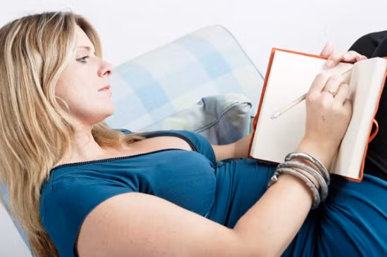 8. Viết nhật ký. Việc này thật sự không có tác dụng chữa ốm nghén nhưng nó làm cho tinh thần bạn thoải mái hơn. Bạn có thể theo dõi tình trạng ốm nghén thông qua việc ghi nhật ký, từ đó biết được khi nào bạn cảm thấy khó chịu nhất, lúc nào ít khó chịu hơn để sắp xếp các công việc trong ngày hợp lý. Thêm vào đó, ghi lại thời điểm bạn cảm thấy buồn nôn chóng mặt nhất và những lúc dễ chịu nhất, từ đó nhận ra lúc nào ăn có cảm giác ngon miệng nhất, thoải mái nhất.