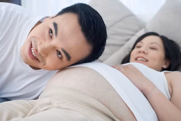 9. Trao đổi với người thân bạn bè. Đơn giản bạn chỉ cần trao đổi, thông tin cho người thân trong gia đình ( chồng, bố mẹ, anh chị em…) hay bạn bè, điều này giúp bạn cảm thấy thoải mái tự tin hơn để vượt qua giai đoạn "khó khăn" này.