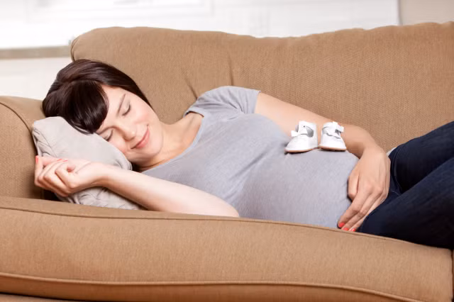 1. Nghỉ ngơi hợp lý. Nếu mỗi buổi sáng thức dậy, bạn bị căng thẳng và dồn dập với công việc vì sợ trễ giờ làm việc, điều này càng làm tăng thêm cảm giác buồn nôn. Chế độ nghỉ ngơi hợp lý, tránh làm việc căng thẳng, sắp xếp công việc khoa học, cùng giấc ngủ ngon sẽ giúp bạn nhẹ nhõm hơn trong thời kỳ ốm nghén.